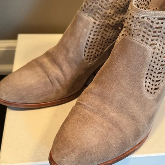 Women's Via Spiga Gray Suede Ankle Boots 9.5 - Picture 6 of 16